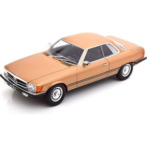Het 1:18 Diecast-model van de Mercedes-Benz 450 SLC C107 uit 1973 in goud metallic. De fabrikant van het schaalmodel is KK Scale. Dit model is alleen online verkrijgbaar