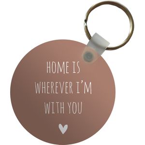 Sleutelhanger - Engelse quote Home is wherever i'm with you met een hartje tegen een bruine achtergrond - Plastic - Rond - Uitdeelcadeautjes