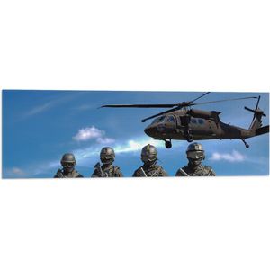 WallClassics - Vlag - Vier Soldaten met Geweren onder Legerhelikopter - 90x30 cm Foto op Polyester Vlag