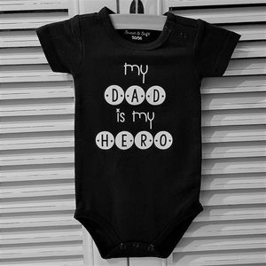 Baby Romper zwart met tekst opdruk My dad is my hero | korte mouw | zwart met wit | maat 50/56  bekendmaking zwangerschap aanstaande baby jongen