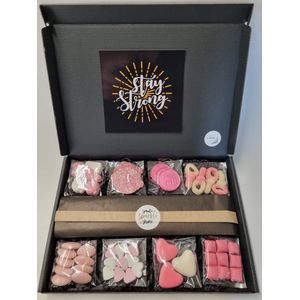 Geboorte Box - Roze met originele geboortekaart 'Stay Strong' met persoonlijke (video)boodschap | 8 soorten heerlijke geboorte snoepjes en een liefdevol geboortekado