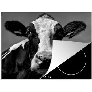KitchenYeah® Inductie beschermer 58.3x51.3 cm - Een Friese koe kijkt recht in de camera - zwart wit - Kookplaataccessoires - Afdekplaat voor kookplaat - Inductiebeschermer - Inductiemat - Inductieplaat mat