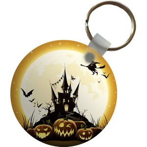 Sleutelhanger - Een illustratie van een heks die over een kasteel vliegt tijdens Halloween - Plastic - Rond - Uitdeelcadeautjes