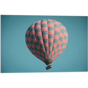 WallClassics - Vlag - Blauw met Roze Geblokte Luchtballon - 60x40 cm Foto op Polyester Vlag