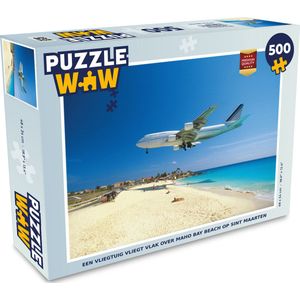 Puzzel Een vliegtuig vliegt vlak over Maho Bay Beach op Sint Maarten - Legpuzzel - Puzzel 500 stukjes