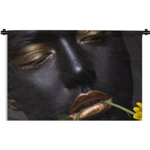 Wandkleed Black & Gold 2:3 - Een vrouw met gouden make-up en een bloem op een zwarte achtergrond Wandkleed katoen 180x120 cm - Wandtapijt met foto XXL / Groot formaat!
