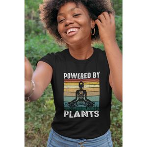 Shirt - Powered by plants - Wurban Wear | Grappig shirt | Leuk cadeau | Unisex tshirt | Yoga | Yoga nidra | Yoga kleding | Yoga shirt | Yogamat | Zwart