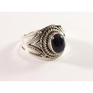 Bewerkte zilveren ring met blauwe zonnesteen - maat 16.5
