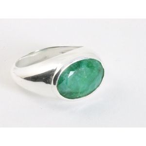 Zilveren ring met smaragd - maat 18