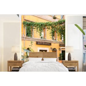 Rome - Restaurant - Geel - Planten - Deur - Behangpapier