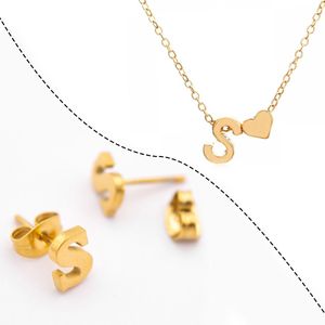 Initiaal Ketting & Oorbellen set met Letter S Goudkleurig - Met letter & Hartje! - Naam Ketting Cadeau - Roestvrij Stalen Ketting op Kaartje - Pax Amare