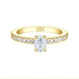 Nina - 18k Geelgouden Ovaal Moissanite Ring met Pavé Zijstenen - 0.5 karaat