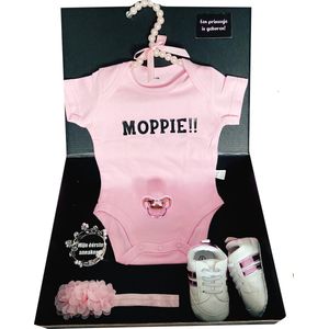 Kraamcadeau meisje- kraamkado - geboortecadeau- gouden kraampakket - babysneaker - romper - babyshower cadeau - kraamkado meisje - geboortegeschenk - moppie - romper- luiertaart - kroontje - hoofdband