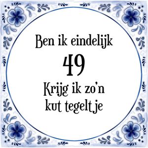 Verjaardag Tegeltje met Spreuk (49 jaar: Ben ik eindelijk 49 krijg ik zo'n kut tegeltje + cadeau verpakking & plakhanger