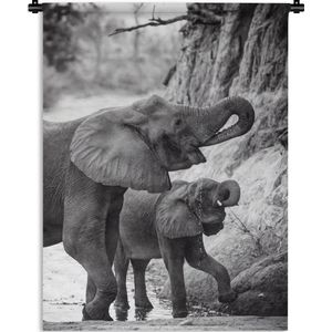 Wandkleed Baby olifant en moeder - Drinkende baby olifant met zijn moeder in zwart-wit Wandkleed katoen 120x160 cm - Wandtapijt met foto XXL / Groot formaat!