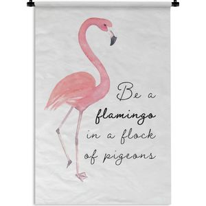 Wandkleed FlamingoKerst illustraties - Quote 'Be a flamingo in a flock of pigeons' en een roze flamingo tegen een witte achtergrond Wandkleed katoen 120x180 cm - Wandtapijt met foto XXL / Groot formaat!
