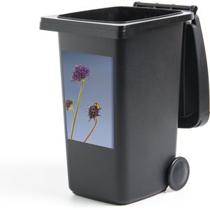 Container sticker Lieveheersbeestjes - Lieveheersbeestje op bloem blauwe lucht - 40x60 cm - kliko sticker - weerbestendige containersticker