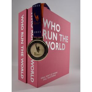 SYVMedal Medaille map ´WHO RUN THE WORLD´- opbergmap - verzamelmap - medaille - opbergen - collectie - verzameling - prestatie - sport