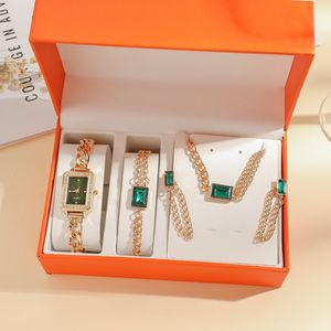 Dameshorloge met quartz uurwerk (set van 4: oorbellen, armband & ketting) – Elegante sieraadhorloge met kristallen – Ideaal cadeau voor Valentijnsdag, Kerst & Thanksgiving Cadeautips voor Kerst en Valentijn