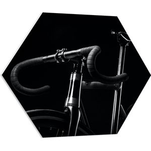 WallClassics - PVC Schuimplaat Hexagon - Zwarte Mountainbike Fiets tegen Zwarte Achtergrond - 80x69.6 cm Foto op Hexagon (Met Ophangsysteem)
