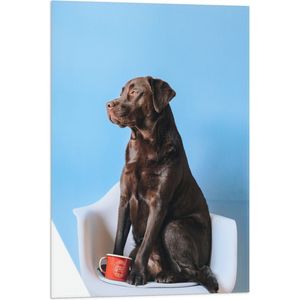 WallClassics - Vlag - Grote Hond Zittend op Stoel met Kop Koffie - 50x75 cm Foto op Polyester Vlag