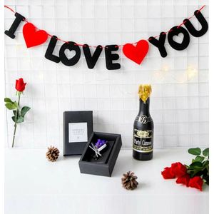Valentijn - Moederdag - Vaderdag - Rood Hart & Harten - Liefde Guirlande I Love You- Slinger Vilt - Banner | Rood satijn lint | Vlag | Huwelijk - Feest - Verjaardag - Jubileum - Bruiloft - Wedding - Birthday Party - Veranda - Decoratie