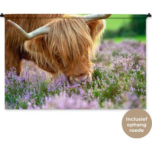 Wandkleed Schotse Hooglanders  - Close-up Schotse hooglander ruikt paarse heide Wandkleed katoen 120x80 cm - Wandtapijt met foto
