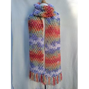 Handgemaakte lange sjaal met franjes gehaakt in gaatjespatroon in wit, lichtblauw, lichtgroen, zalm, oranje, rood, geeltinten