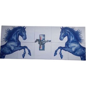 MadDeco Nederlands fabrikaat Mustangs met Mustang embleem op plateau van 10 tegels Friese Witjes 13 x 13 cm per tegel