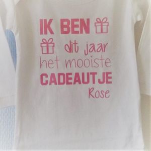 Shirtje baby tekst eerste sinterklaas  vaderdag cadeau | ik ben dit jaar het mooiste cadeautje | Lange of korte mouw | wit met roze  | maat 56-110 | cadeautje verjaardag geboorte kraamcadeau zwangerschap aankondigen | mama oma opa oom tante moederdag