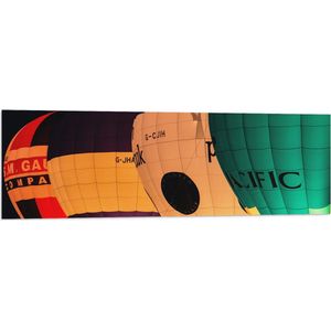 WallClassics - Vlag - Vier Verschillende Kleuren Luchtballonnen in het Donker - 120x40 cm Foto op Polyester Vlag
