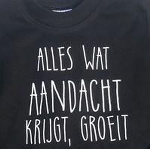 Baby rompertje zwart met tekst opdruk Alles wat aandacht krijgt groeit  | korte mouw | zwart wit | maat 50/56 cadeau