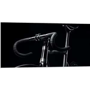 WallClassics - PVC Schuimplaat - Zwarte Mountainbike Fiets tegen Zwarte Achtergrond - 100x50 cm Foto op PVC Schuimplaat (Met Ophangsysteem)