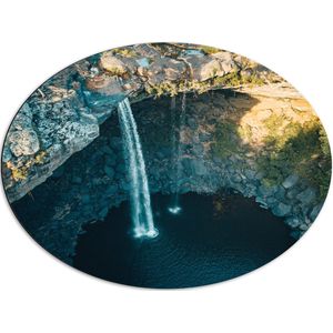 WallClassics - Dibond Ovaal - Hoge Waterval in Meer - 80x60 cm Foto op Ovaal (Met Ophangsysteem)