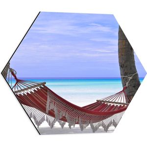 WallClassics - Dibond Hexagon - Rode Ibiza Hangmat op Tropisch Strand - 50x43.5 cm Foto op Hexagon (Met Ophangsysteem)