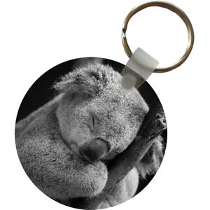 Sleutelhanger - Slapende koala op zwarte achtergrond in zwart-wit - Plastic - Rond - Uitdeelcadeautjes