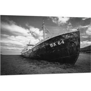 WallClassics - Vlag - Oud Scheepswrak op Strand (zwart/wit) - 120x80 cm Foto op Polyester Vlag