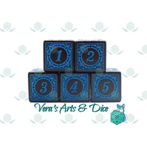 5D6s Ancient Blue | Polyset Dice | Dobbelstenen - Set Van 5 Stuks - Zwart met Blauw Ornamenten en Cijfers | D&D en Rollenspellen | Plastic Dobbelstenen Set voor Dungeons and Dragons | Dice Set | Zwarte Velvet Dice Bag