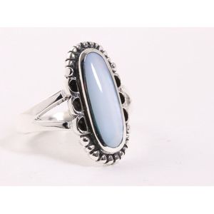 Langwerpige bewerkte zilveren ring met blauwe schelp - maat 19