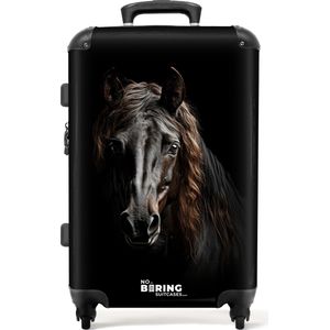 NoBoringSuitcases.com® - Koffer groot - Rolkoffer lichtgewicht - Portret Fries paard op zwarte achtergrond - Reiskoffer met 4 wielen - Grote trolley XL - 20 kg bagage