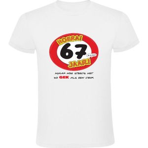 Hoera 67 jaar! Maar nog steeds zo gek als een deur! Heren T-shirt - verjaardag - jarig - feest - 67e verjaardag - verjaardagsshirt - grappig