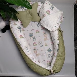 Babynestje – Inclusief Vlinderkussen – Zacht & Ademend – Hertje en Regenboog Print – Kleur: Groen/Wit – Voor Pasgeborenen – Geschikt voor Wieg, Box en Bed