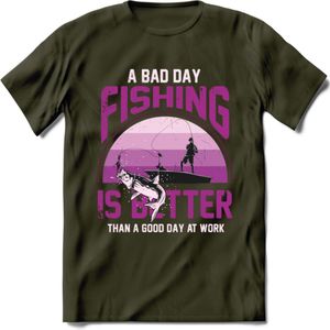 A Bad Day Fishing - Vissen T-Shirt | Roze | Grappig Verjaardag Vis Hobby Cadeau Shirt | Dames - Heren - Unisex | Tshirt Hengelsport Kleding Kado - Leger Groen - M