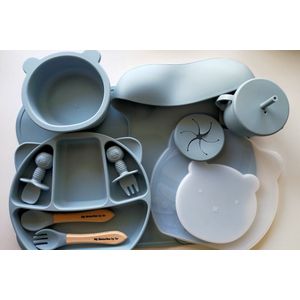 My favourites by far®-8 / 13 delig Siliconen Kinderservies set-Dusty Blue-Duurzaam-BPA Vrij-5 GRATIS accessoires-Placemat-Bord+Kom met Zuignap en deksel-Drinkbeker met rietje en Snack deksel-Baby Bestek-Slabbetjes-Kraamkado-Kadoverpakking-babyshower