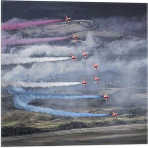 WallClassics - Vlag - Vliegtuigshow met Gekleurde Rook - 50x50 cm Foto op Polyester Vlag