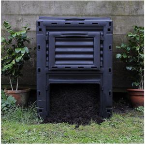 Compostbak compostvat buiten - DIY potgrond en tuinaarde maken