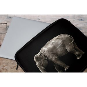 Laptophoes 15.6 inch - Olifant - Wilde dieren - Zwart - Laptop sleeve - Binnenmaat 39,5x29,5 cm - Zwarte achterkant