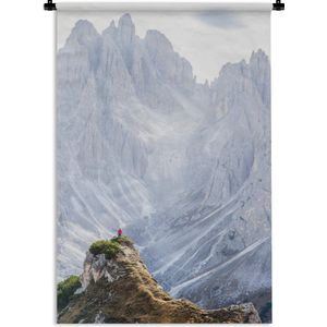 Wandkleed Dolomieten  - Man in een rode jas bewondert het uitzicht op de Dolomieten Wandkleed katoen 120x180 cm - Wandtapijt met foto XXL / Groot formaat!