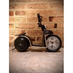 Table Clock Metal Motorcycle 25 cm hoog - tafelklok - uurwerk - horloge - industriestijl - vintage - industrieel - klok - tafel - metaal - cadeau - geschenk - relatiegeschenk - kerst - nieuwjaar - verjaardag - origineel – interieur