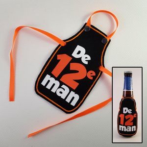 Zwart schortje voor bierfles met ""De 12e man"" - biertje, cadeautje, pilsje, voetbal, EK, WK, oranje